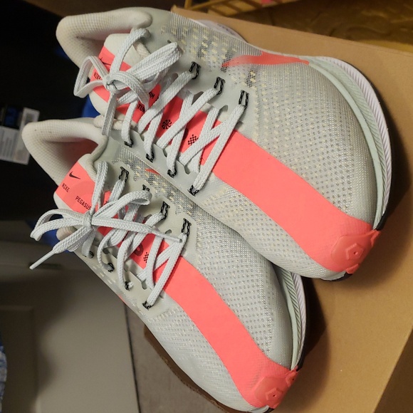 Nike Athletic Shoes in Gray and Athletic Shoes in Gray and Pink 9.5M Or 11W - Picture 2 of 7